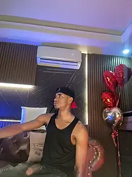 Stripchat Live Sex Cam of AaronCruz_