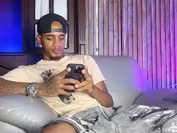 Stripchat Sex Cam of AaronCruz_