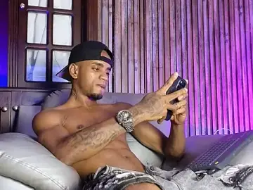 Stripchat Live Sex of AaronCruz_