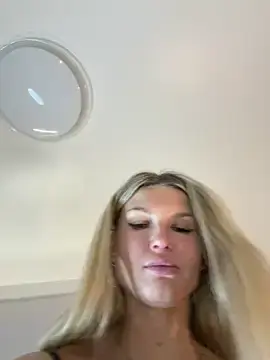 Stripchat Live Sex Cam of AngelMiaM