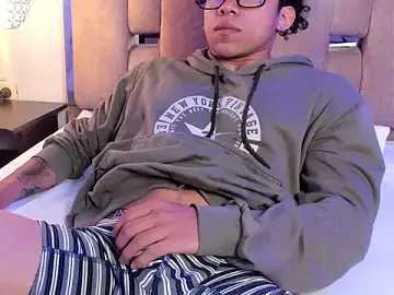 Stripchat Live Sex Cam of AkazaBoy_