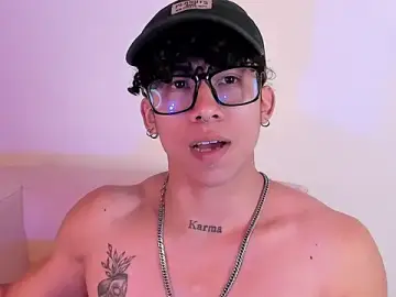 Stripchat Live Sex of AkazaBoy_