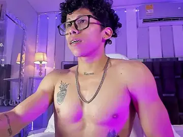 Stripchat Live Sex of AkazaBoy_
