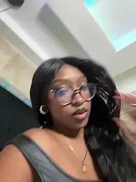 Stripchat Live Sex Cam of YallianaBrooks