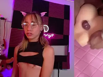 Stripchat Sex Cam of Littlebunny21