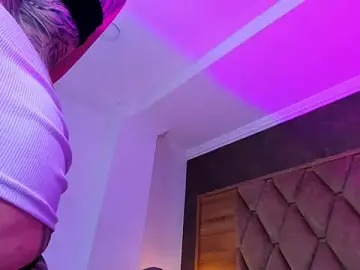 Stripchat Nude Webcam of CamileHolmes