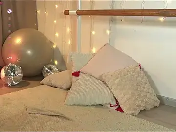 Stripchat Live Sex Cam of happynewdear