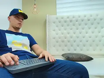 Stripchat Sex Cam of DAVID_VICTORIAA