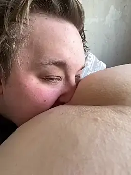 Stripchat Sex Cam of CurvyPaar2