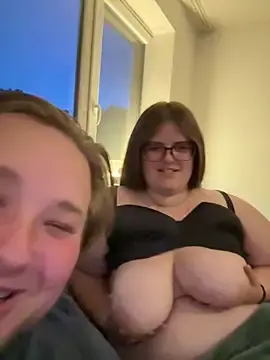 Stripchat Nude Webcam of CurvyPaar2