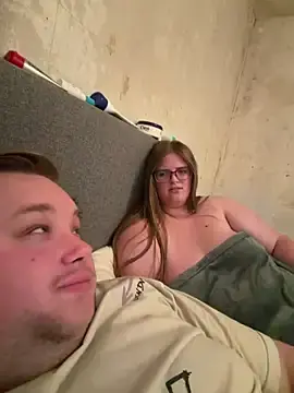 Stripchat Live Sex Cam of CurvyPaar2