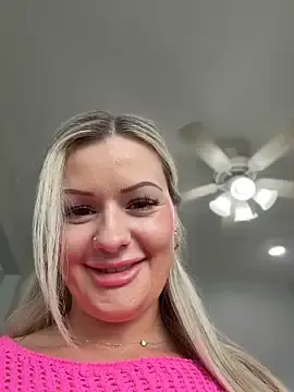 Stripchat Live Sex Cam of LoveShae_