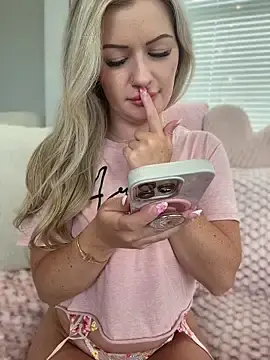 Stripchat Nude Webcam of LoveShae_