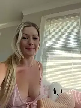 Stripchat Live Sex Cam of LoveShae_