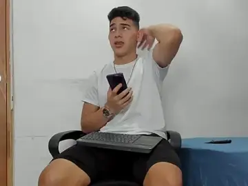 Stripchat Live Sex Cam of andrew_rose_