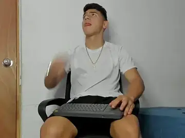 Stripchat Live Sex Cam of andrew_rose_