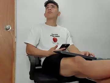 Stripchat Live Sex Cam of andrew_rose_