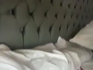 Stripchat Live Sex Cam of riri_bstvx