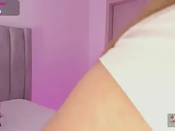 Stripchat Adult Webcam of MaddyyLennon