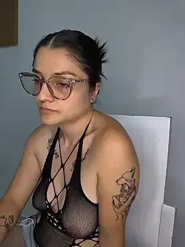 Stripchat Live Sex Cam of Coralinne__