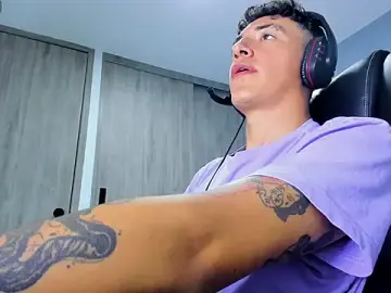 Stripchat Adult Webcams of Lobo_17_