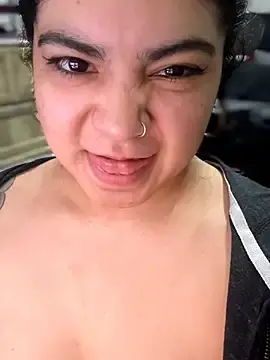 Stripchat Live Sex Cam of kimmiakiss22