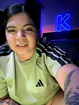 Stripchat Live Sex Cam of kimmiakiss22