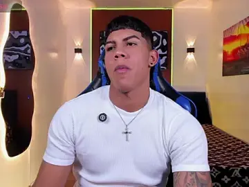 Stripchat Free Live Porn of Damian_latinxxx