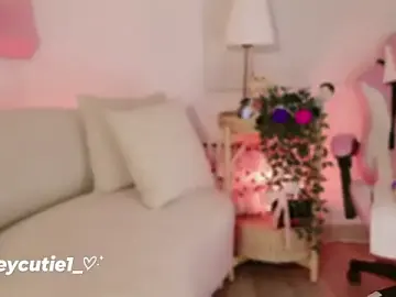 Stripchat Live Sex Cam of Cutie_Riley