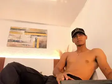 Stripchat Live Sex Cam of zander_2120