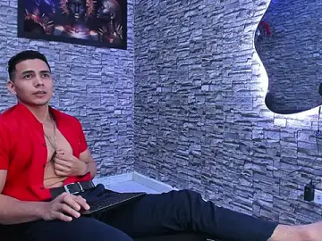 Stripchat Free Porn Cam of ChoreyTaiylor