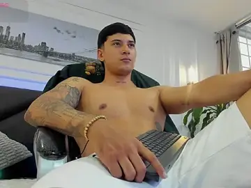 Stripchat Free Porn Cam of Damian23__