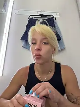 Stripchat Watch Live Sex Cams of LikaCat