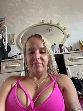 Stripchat Live Sex Cam of LikaCat