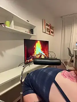 Stripchat Sex Cam of redheaddoll22