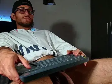 Stripchat Live Sex Cam of kuzzcoo