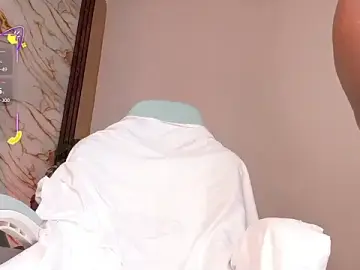 Stripchat Live Sex of ahvi_ebony