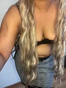 Stripchat Live Sex Cam of Nancy_Broono