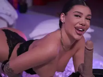 Stripchat Sex Cam of NatyDesiree