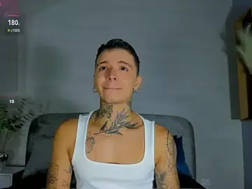 Stripchat Sex Cam of Ian_Castillo_